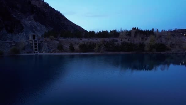Vista Superior Del Lago Montaña Issyk Presa Pequeño Río Corre — Vídeos de Stock