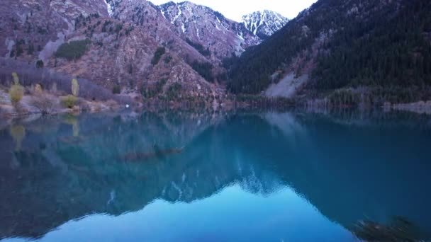 Couleur Miroir Bleu Foncé Eau Dans Lac Montagne Surface Lisse — Video