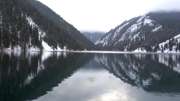Lago Montaña Bosque Con Agua Reflejada Muelle Madera Con Barcos — Vídeo de stock