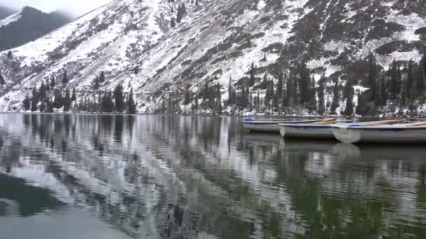 Lago Montaña Bosque Con Agua Reflejada Muelle Madera Con Barcos — Vídeo de stock