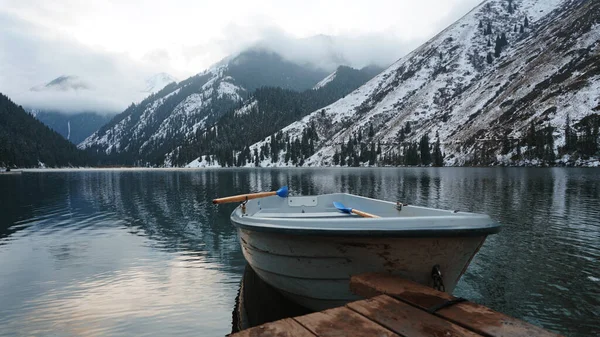 Horské Jezero Lese Zrcadlovou Vodou Dřevěné Molo Bílou Lodí Voda Stock Snímky