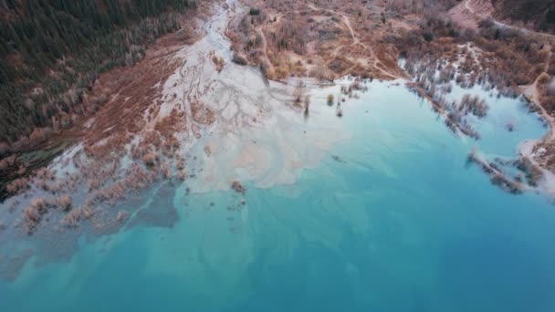 Rozwód Rzeczka Płynący Górski Jezioro Jakby Powierzchnia Wody Była Pomalowana — Wideo stockowe
