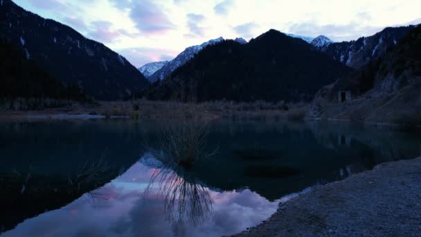 Issyk Bergsee Mit Spiegelwasser Bei Sonnenuntergang Die Farbe Des Wassers — Stockvideo