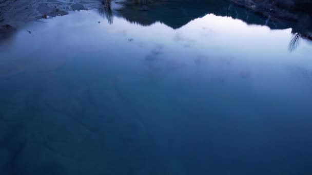 녘에는 거울에 이루어진 이식산 호숫가 색깔은 앞에서 변합니다 나무들이 눈덮인 — 비디오