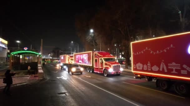 Великі Червоні Вантажівки Coca Cola Проходять Через Місто Всередині Фургона — стокове відео