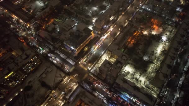 コカコーラのある赤い大型トラックが街の通りを通っています 車の平均的な交通量 ライトとヘッドライトが輝いている 新年の気分 家や道路上の無人機からのトップビュー — ストック動画