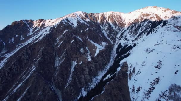 Floresta Coníferas Montanhas Nevadas Nuvens Brancas Flutuam Pelo Céu Vista — Vídeo de Stock