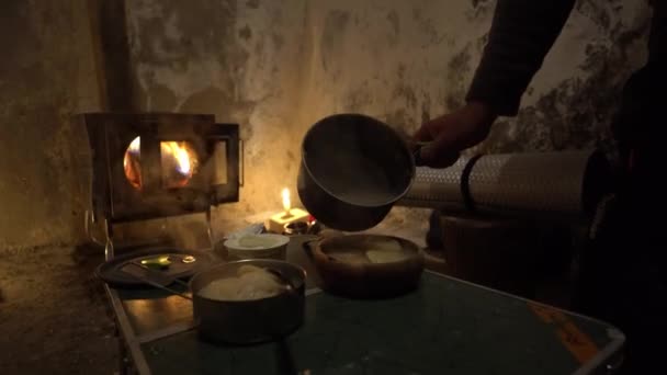 Pours Broth Plate Dumplings Steam Coming Plates Camp Table Karemat — Vídeo de stock