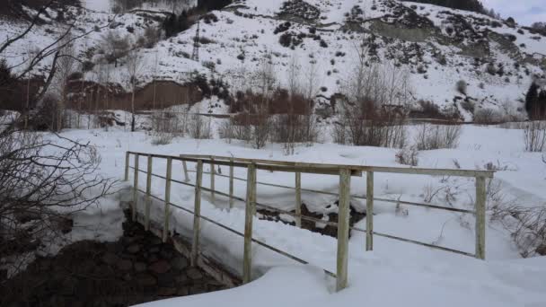 Uma Velha Ponte Metálica Neve Nas Montanhas Árvores Carecas Estão — Vídeo de Stock