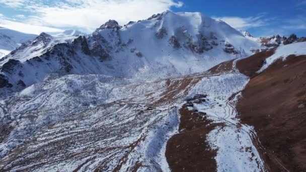 高雪峰和一个小冰河站 蔚蓝的天空 陡峭的悬崖和岩石构成了无声无息的景象 一个被雪覆盖的古老冰川 小房子屹立不倒 莫兰湖 — 图库视频影像