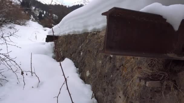 Een Oude Stenen Gevangenis Hut Bergen Roestige Metalen Rails Steken — Stockvideo