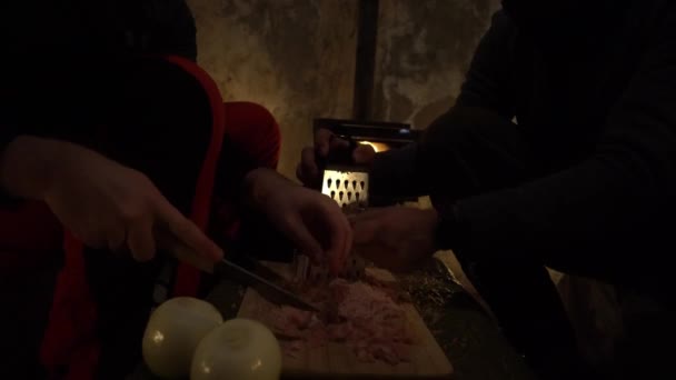 Cortaram Carne Numa Cabana Velha Rapazes Estão Cozinhar Uma Cebola — Vídeo de Stock