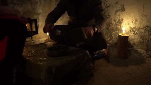 Вони Готують Їжу Незвичайних Умовах Кемпінгу Стара Хатина Пожежа Горить — стокове відео
