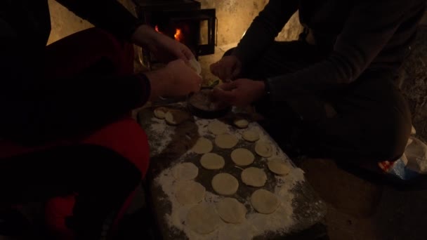 Приготування Їжі Старому Хатинці Вони Роблять Пельмені Тепла Атмосфера Покинутій — стокове відео