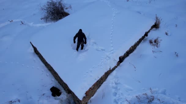 Κάποιος Καθαρίζει Την Καμινάδα Από Χιόνι Χειμώνα Στέκεται Στην Οροφή — Αρχείο Βίντεο