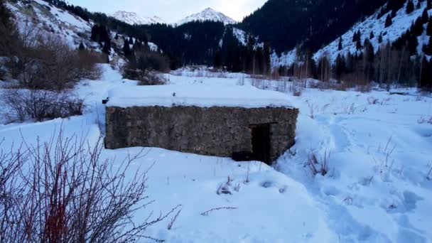 Μια Εγκαταλελειμμένη Πέτρινη Καλύβα Στα Χιονισμένα Βουνά Μια Πρώην Φυλακή — Αρχείο Βίντεο