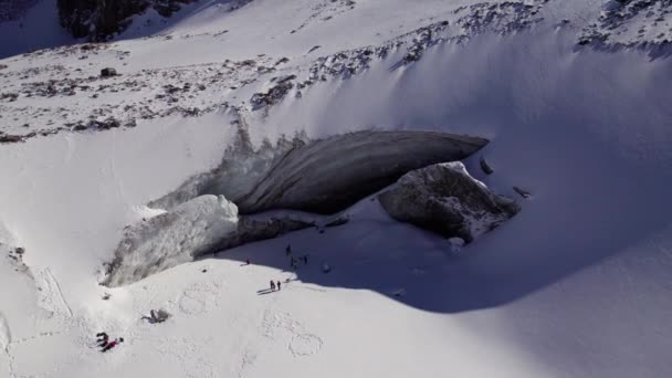 Dağlarda Kocaman Donmuş Bir Buzul Bir Sürü Turist Karda Yürümek — Stok video