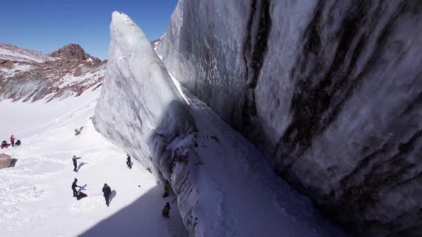Huge Frozen Glacier Mountains Lot Tourists Walking Snow Taking Photos — Vídeo de Stock