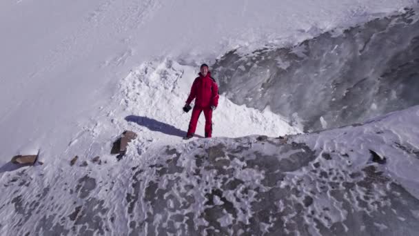 Facet Czerwieni Stoi Lodowcu Zamarznięte Jezioro Morenowe Górach Dużo Śniegu — Wideo stockowe