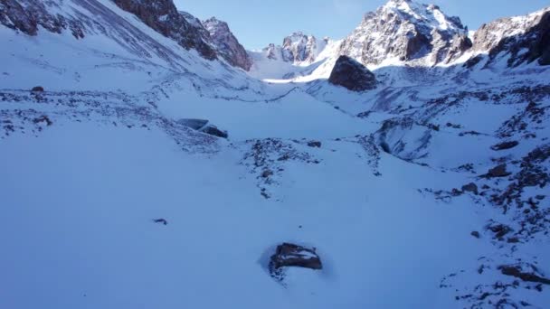 Immense Glacier Sous Neige Gros Rochers Dans Les Montagnes Glace — Video