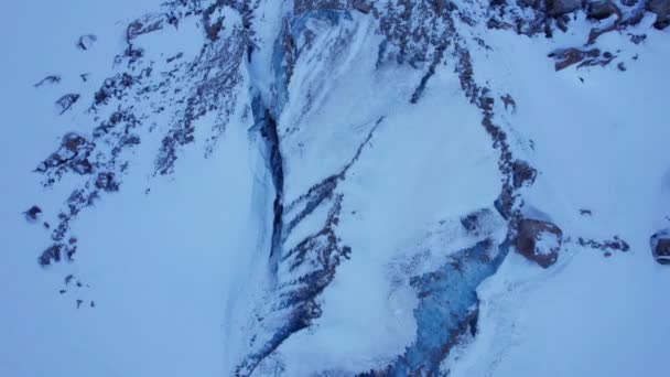 Een Enorme Gletsjer Onder Sneeuw Grote Rotsen Bergen Het Blauwe — Stockvideo