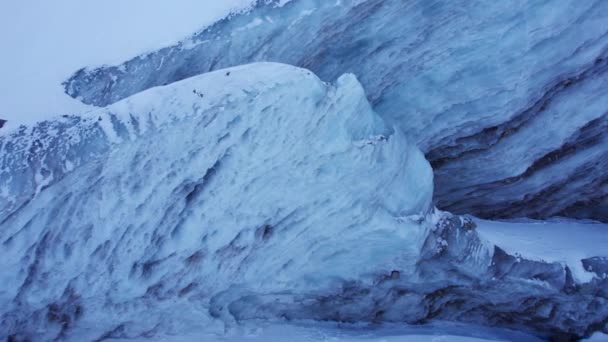 山上的冰川形成的巨大的冰墙 一切都被雪和大石头覆盖着 从无人驾驶飞机上俯瞰冰上的裂缝 冰川破裂 冰剥落 阿拉木图 — 图库视频影像
