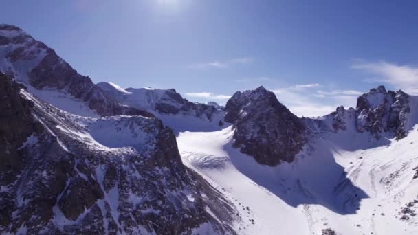 Vysoké Zasněžené Hory Mezi Ledovci Letecký Pohled Dronu Skalnaté Rokli — Stock video