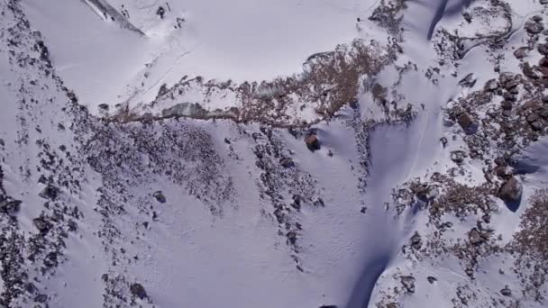 Altas Montañas Nevadas Entre Glaciares Vista Aérea Desde Dron Desfiladero — Vídeo de stock
