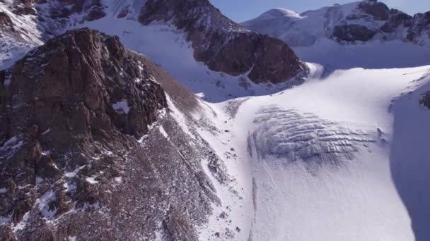Hohe Schneebedeckte Berge Zwischen Gletschern Luftaufnahme Von Einer Drohne Über — Stockvideo