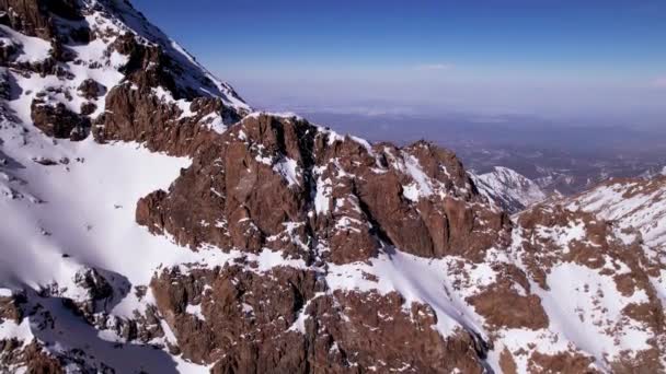Высокие Заснеженные Горы Среди Ледников Вид Воздуха Дрона Скалистое Ущелье — стоковое видео