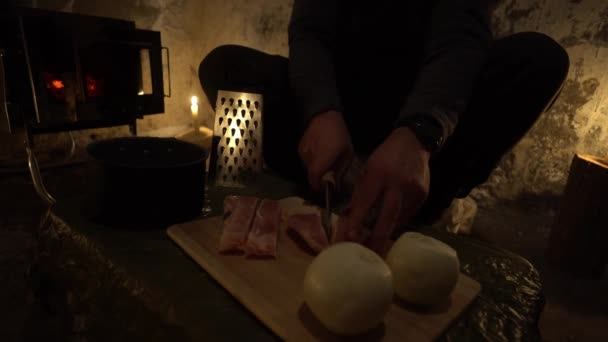 Έκοψαν Κρέας Μια Παλιά Καλύβα Παιδιά Μαγειρεύουν Υπάρχει Ένα Κρεμμύδι — Αρχείο Βίντεο