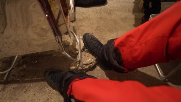 Ein Mann Trocknet Seine Schuhe Der Nähe Eines Campingkochers Das — Stockvideo