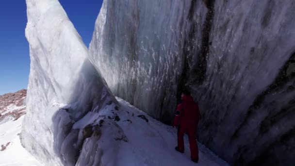 Alpinista Caminha Sobre Uma Grande Geleira Nas Montanhas Uma Parede — Vídeo de Stock
