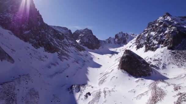 Hoge Besneeuwde Bergen Tussen Gletsjers Luchtfoto Van Een Drone Een — Stockvideo
