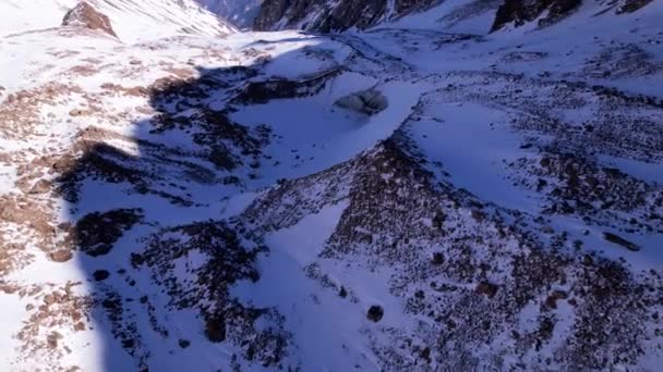 Huge Frozen Glacier Mountains Lot Tourists Walking Snow Taking Photos — Stock Video