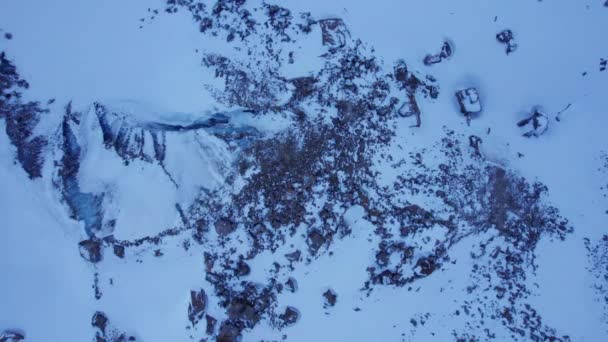 Ogromny Lodowiec Pod Śniegiem Duże Skały Górach Niebieski Lód Pęka — Wideo stockowe