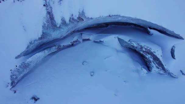 Obrovská Ledová Stěna Ledovce Horách Všechno Pokryto Sněhem Velkými Kameny — Stock video