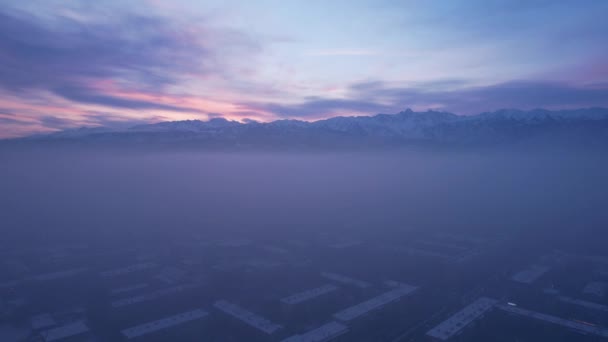 Рассвет Над Городом Тумане Смог Вид Горы Над Городом Висит — стоковое видео