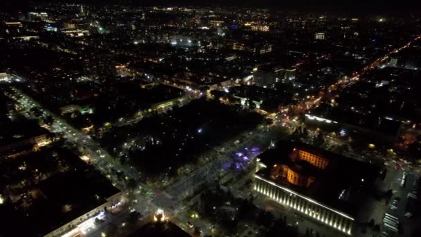 Великий Концерт Нічному Місті Безпілотний Вид Натовп Людей Промені Світло — стокове відео