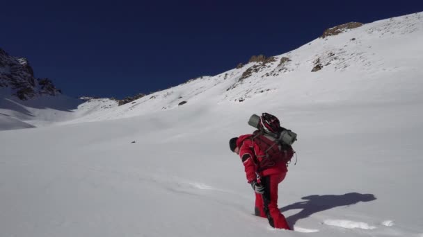 Chlápek Batohem Prochází Zasněžených Horách Modrá Obloha Bílý Sníh Těžko — Stock video