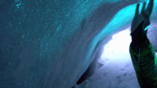 Ice Cave Covered Fine Snow Tourist Runs His Hand Grains — 비디오