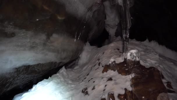 Μαύρο Διαφανές Χρώμα Του Πάγου Στο Σπήλαιο Μικρές Πέτρες Κρέμονται — Αρχείο Βίντεο