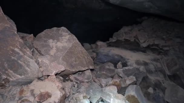 Grandi Rocce Sabbia All Interno Una Grotta Ghiaccio Ghiacciaio Attraversando — Video Stock