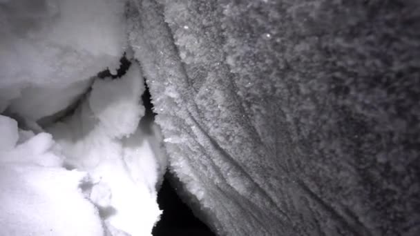 Duża Jaskinia Lodowa Pokryta Białym Śniegiem Ziarenka Białego Śniegu Jak — Wideo stockowe