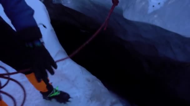 Guy Throws Climbing Rope Ice Cave Its Completely Dark Gray — Vídeo de stock