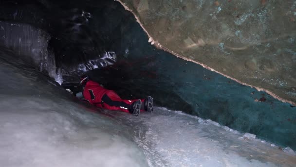Sırt Çantalı Bir Adam Buz Mağarasında Dolaşıyor Güzel Buz Duvarları — Stok video