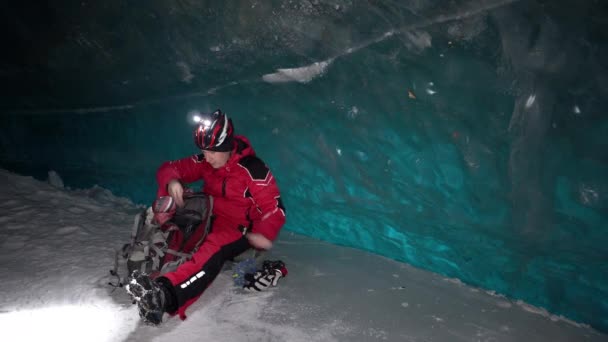 Horolezec Zastavil Ledové Jeskyni Tyrkysová Barva Ledu Dodává Zvláštní Atmosféru — Stock video