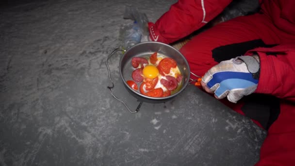 Guy Cooks Food Gas Ice Cave Climber Lights Burner Cuts — Stock video