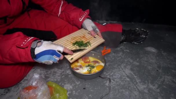 Guy Cooks Food Gas Ice Cave Climber Lights Burner Cuts — Stockvideo