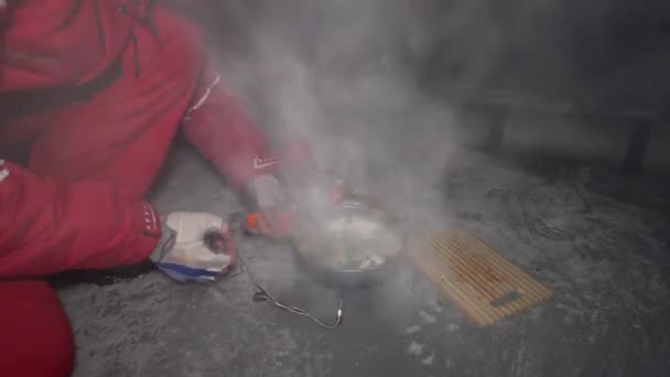 Een Man Kookt Gas Een Ijsgrot Klimmer Steekt Brander Aan — Stockvideo